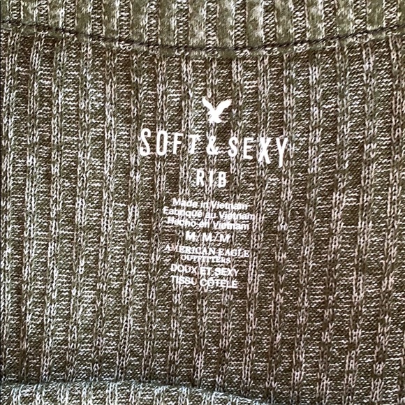 American Eagle Green Soft and Sexy Cropped Tank - Picture 3 of 3